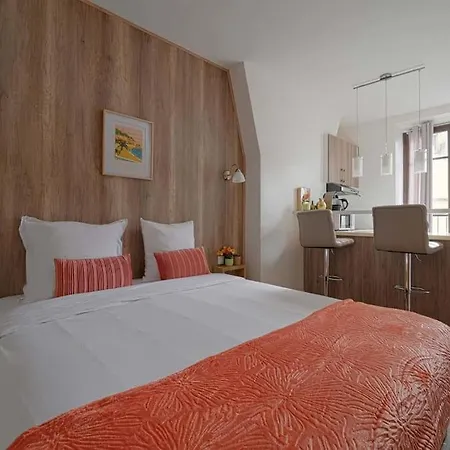 For 2 Close To Champs De Mars